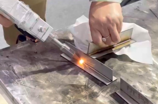 光纖激光焊接機(jī)焊縫變色的原因與處理方法