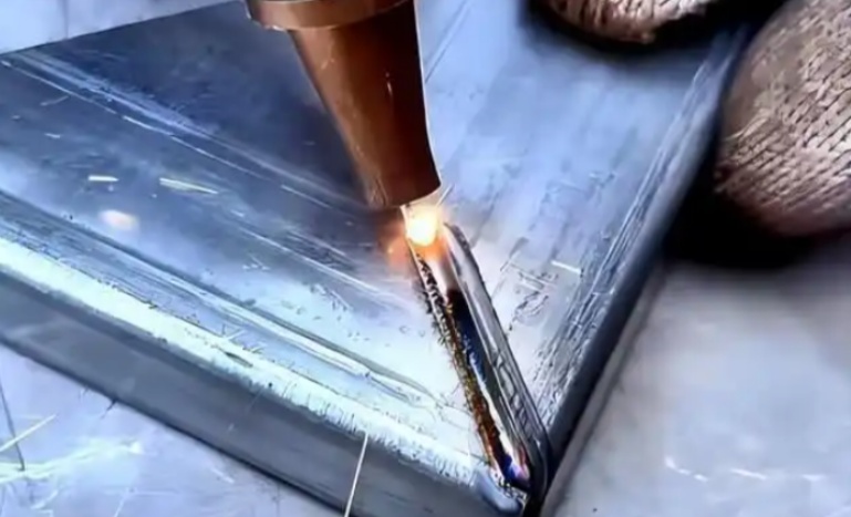 精密激光焊接機(jī)與光纖焊接機(jī)的區(qū)別在哪里